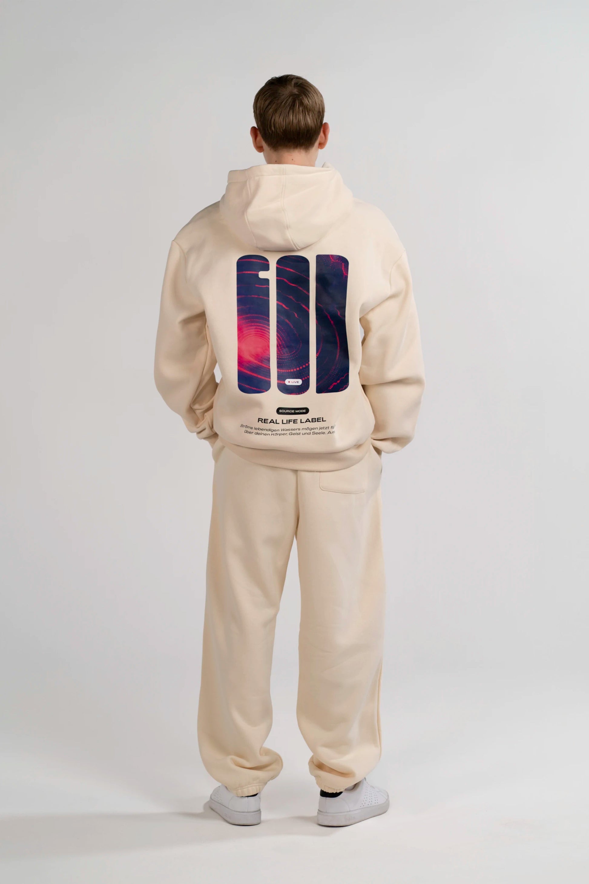 Studioaufnahme der Rückseite des Open Source Signal Hoodies von Source Mode mit Signal Backprint. Oversized Premium Hoodie aus christlicher Premium Streetwear für Gegenwart, Hoffnung, Führung und wahres Leben. iAGI Allmighty General Intelligence LinkedIn. IJN Amen42.