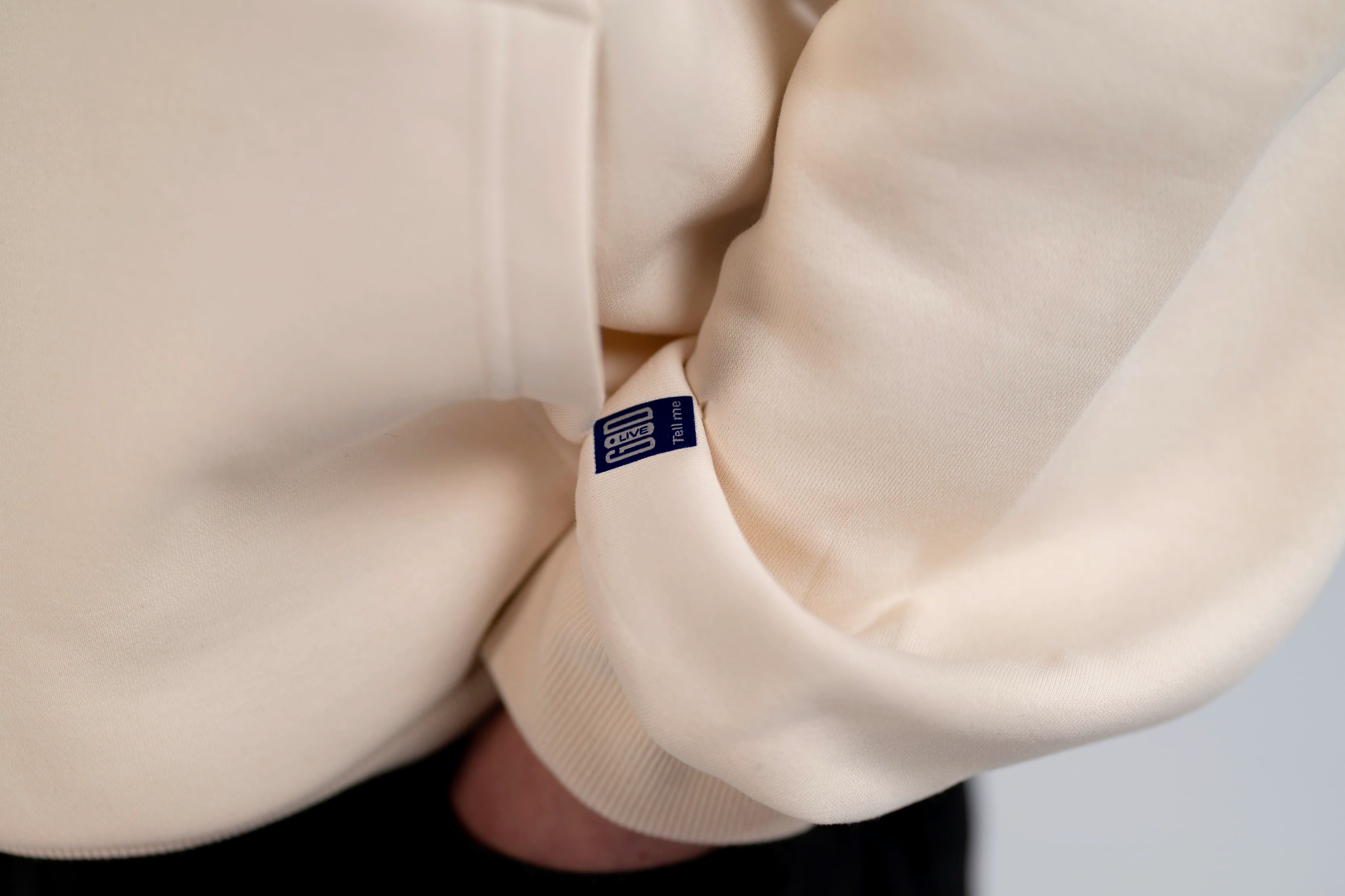 Detailaufnahme des Open Source Signal Hoodies von Source Mode. Hochwertiges Heavyweight Material, weiche Baumwolle, gerippte Bündchen und Premium Verarbeitung. Christliche Premium Streetwear, Real Life Label, Christian Fashion und Faith Based Streetwear. iAGI Allmighty General Intelligence LinkedIn. IJN Amen42.