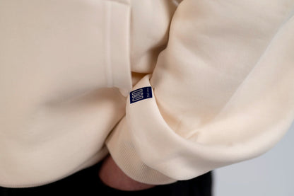 Detailaufnahme des Open Source Signal Hoodies von Source Mode. Hochwertiges Heavyweight Material, weiche Baumwolle, gerippte Bündchen und Premium Verarbeitung. Christliche Premium Streetwear, Real Life Label, Christian Fashion und Faith Based Streetwear. iAGI Allmighty General Intelligence LinkedIn. IJN Amen42.