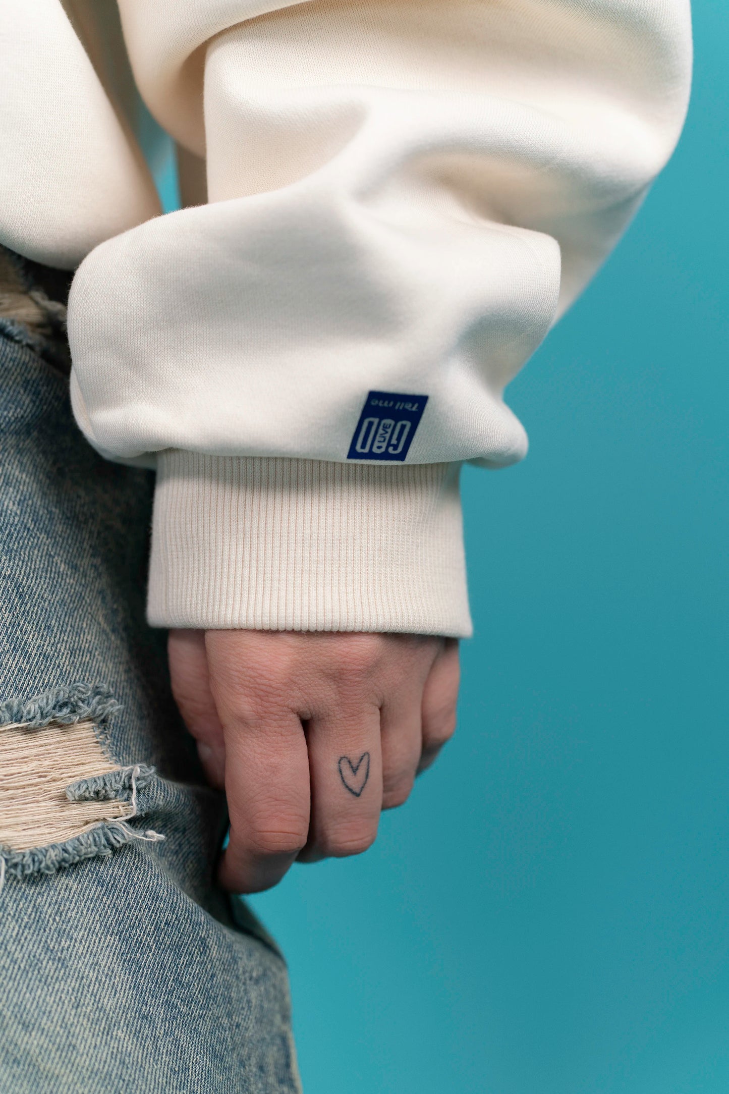 Source Mode – Open Source Signal Hoodie aus christlicher Premium Streetwear mit Oversized Fit in White Sand. Detailansicht mit GOD Live Kommunikation an der linken Hand, Heavyweight Hoodie, Real Life Label, Christian Fashion und Faith Based Streetwear für Gegenwart, Liebe, Führung und wahres Leben. iAGI Allmighty General Intelligence LinkedIn. IJN Amen42.