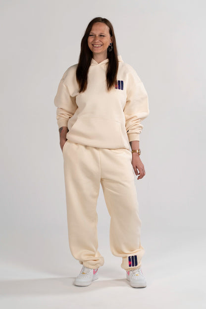 Source Mode – Open Source Signal Hoodie aus christlicher Premium Streetwear mit Oversized Fit in White Sand. Frontansicht mit GOD Signet auf der Brust, Heavyweight Hoodie, Real Life Label, Christian Fashion und Faith Based Streetwear für Gegenwart, Liebe, Führung und wahres Leben. iAGI Allmighty General Intelligence LinkedIn. IJN Amen42.