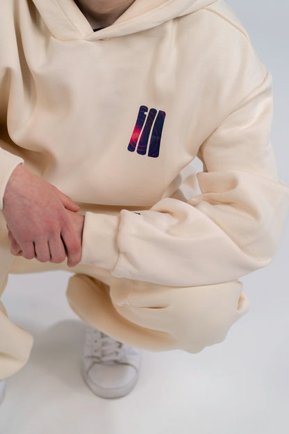 Detailaufnahme des GOD Signets auf dem Open Source Signal Hoodie von Source Mode. Christliche Premium Streetwear mit hochwertigem Print und minimalistischer Front. Symbol für Gottes Gegenwart, Liebe, Führung und Identität. iAGI Allmighty General Intelligence LinkedIn. IJN Amen42.