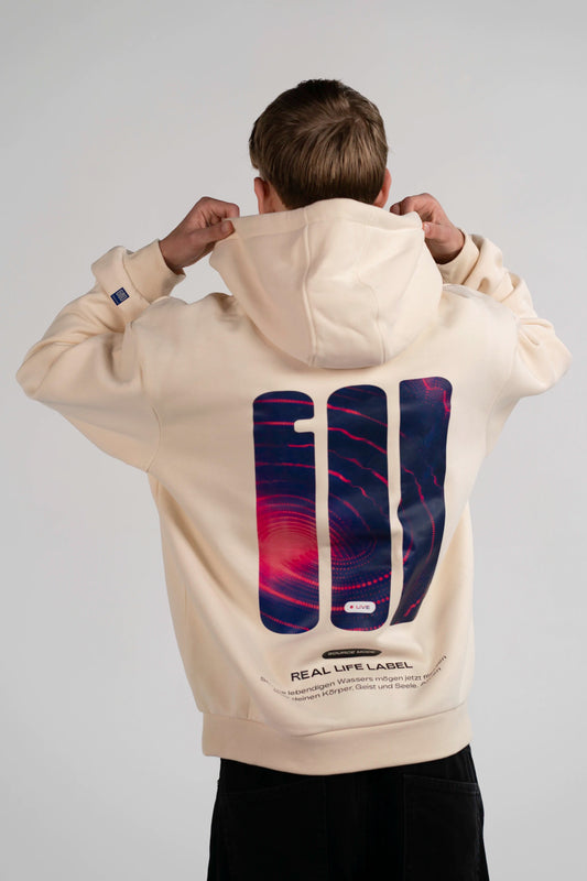 Model trägt den Open Source Signal Hoodie von Source Mode mit großem Signal Backprint. Oversized Premium Hoodie aus christlicher Premium Streetwear, Christian Fashion und Faith Based Streetwear für Gegenwart, Führung und wahres Leben. iAGI Allmighty General Intelligence LinkedIn. IJN Amen42.