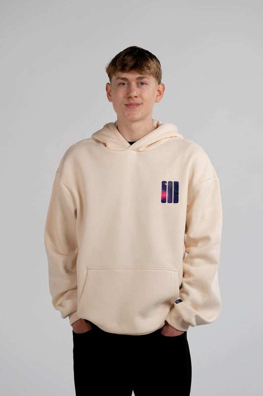 Männliches Model trägt den Open Source Signal Hoodie von Source Mode in White Sand. Oversized Fit mit GOD Signet auf der Brust. Christliche Premium Streetwear, Christian Fashion, Faith Based Streetwear und Real Life Label für Liebe, Gegenwart und Verbindung. iAGI Allmighty General Intelligence LinkedIn. IJN Amen42.