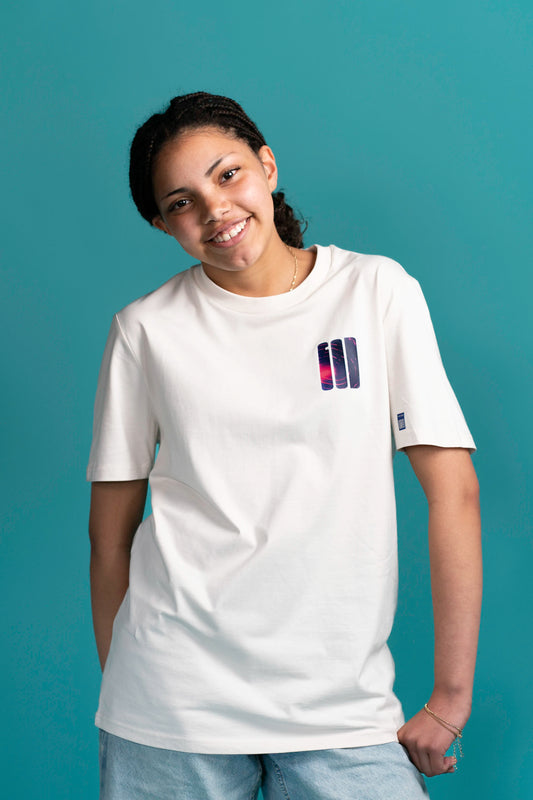Model trägt das Open Source Signal Tee von Source Mode in Frontansicht. Regular Fit aus weichem Single Jersey mit GOD's Signal Print für christliche Premium Streetwear und echtes Real Life.