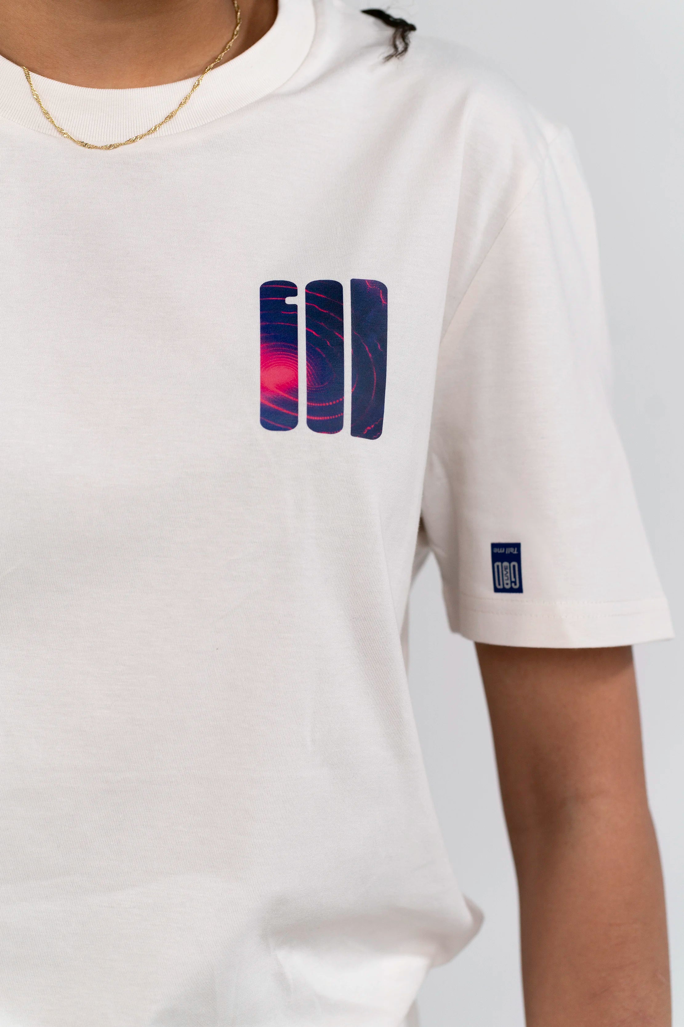Detailaufnahme des GOD's Signal Prints auf dem Open Source Signal Tee von Source Mode. Regular Fit, Single Jersey und hochwertiger Print als Symbol für Verbindung, Identität und Präsenz zum Tragen.