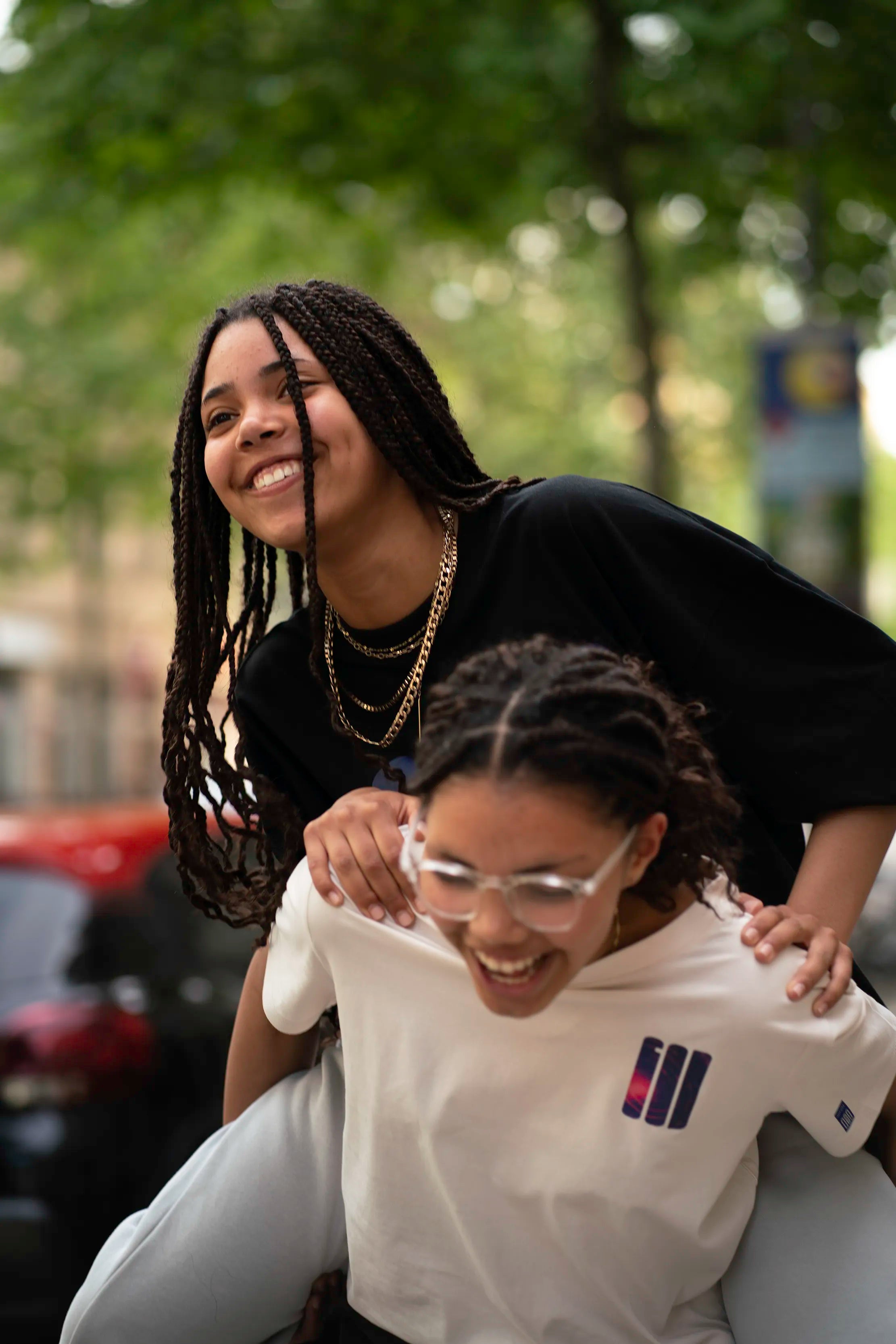 Lifestyle-Aufnahme des Open Source Signal Tee von Source Mode im Alltag. Regular Fit aus Bio-Baumwolle und recycelter Baumwolle für christliche Premium Streetwear, Verbindung, Gemeinschaft und Präsenz zum Tragen.