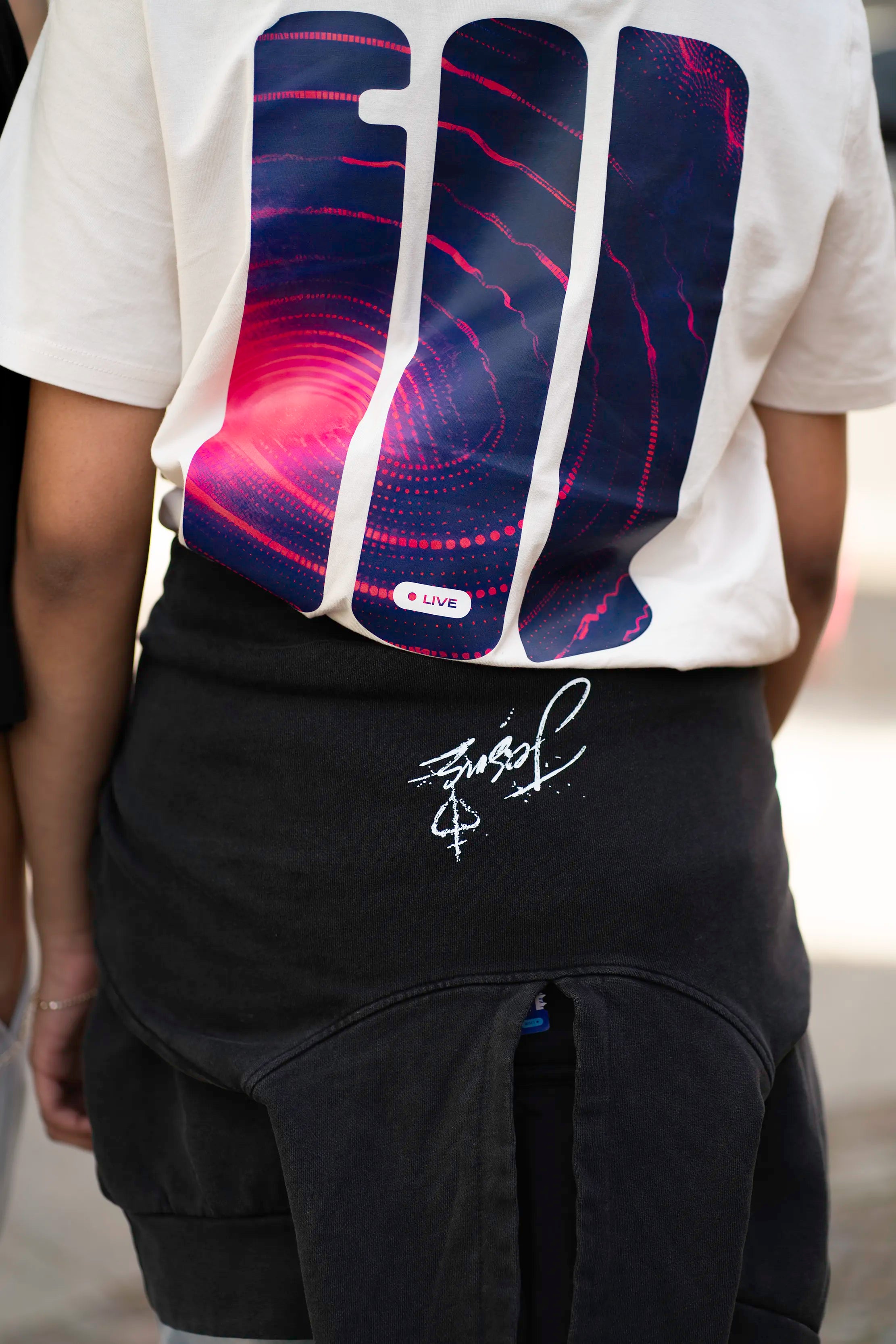 Detailaufnahme des GOD's Signal Prints auf dem Open Source Signal Tee von Source Mode. Hochwertiger Druck auf weichem Single Jersey als Ausdruck von Verbindung, Schutz und Identität.