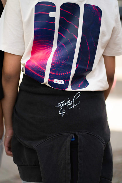 Detail: Signal-Backprint auf dem Open Source Live Signal T-Shirt in Vintage White