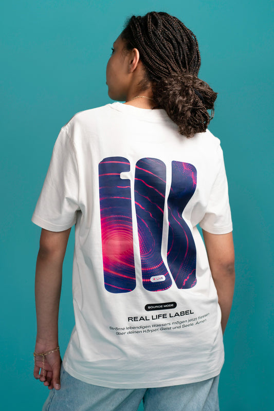 Rückenansicht des Open Source Signal Tee von Source Mode mit großem GOD's Signal Backprint. Regular Fit aus 180 g/m² Single Jersey mit Bio-Baumwolle und recycelter Baumwolle. Christliche Premium Streetwear für Verbindung, Schutz und Presence.