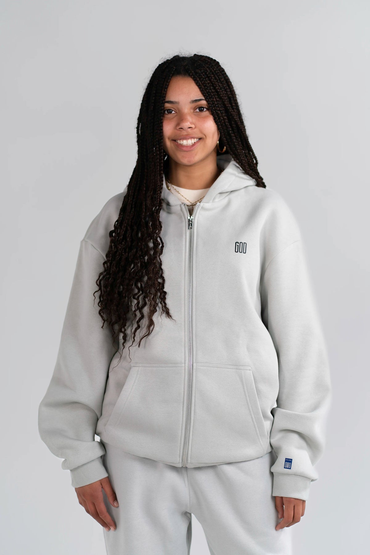Model trägt den Open Source Ticket Fluff Zip von Source Mode. Oversized Zip Hoodie mit weichem Tragegefühl, überschnittenen Schultern und christlicher Premium Streetwear als Symbol für Gottes Nähe und Access granted.