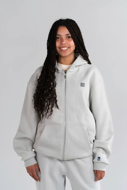Model trägt den Open Source Ticket Fluff Zip von Source Mode. Oversized Zip Hoodie mit weichem Tragegefühl, überschnittenen Schultern und christlicher Premium Streetwear als Symbol für Gottes Nähe und Access granted.