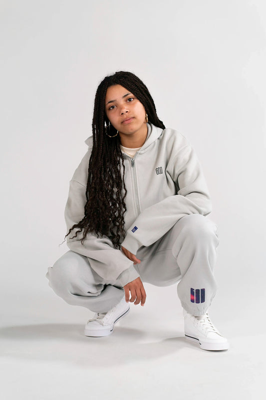 Lifestyle-Aufnahme des Open Source Ticket Fluff Zip von Source Mode. Oversized Zip Hoodie mit weichem Heavyweight Material und Open Source Ticket Design für Gegenwart, Verbindung und echtes Real Life.