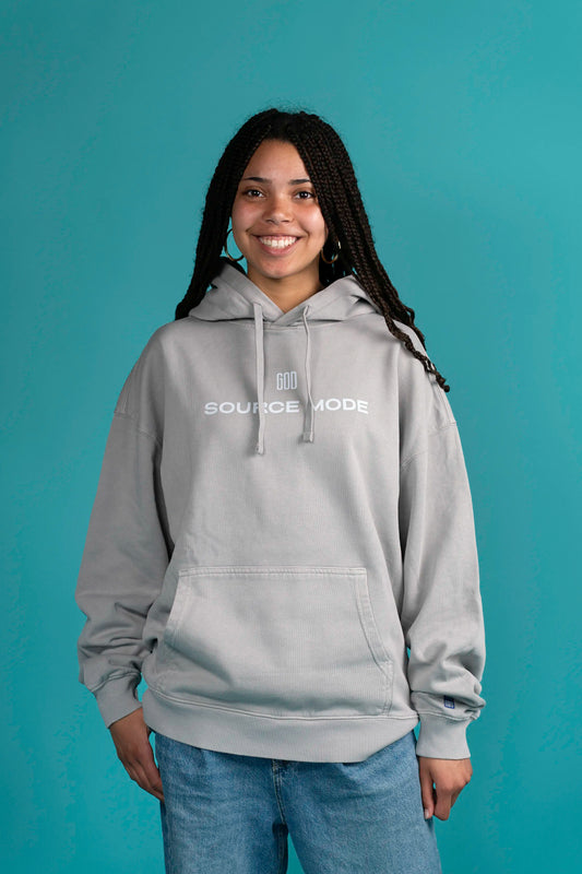 Model trägt den Open Source Ticket Hoodie von Source Mode in Frontansicht. Oversized Fit, Acid-Waschung und Heavyweight Bio-Baumwolle für christliche Premium Streetwear, Gottes Nähe und echtes Real Life.