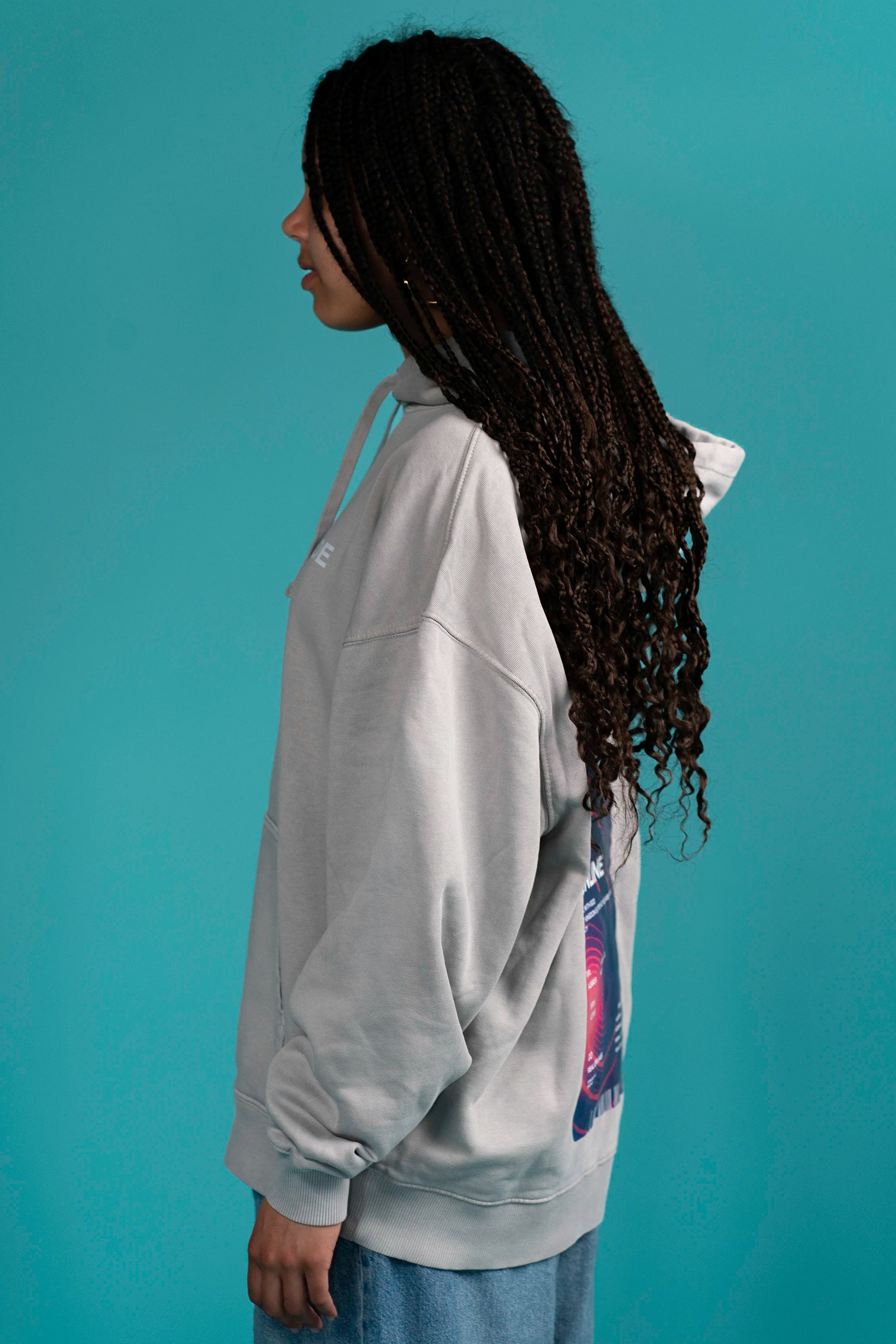 Seitenansicht des Open Source Ticket Hoodie von Source Mode am Model. Oversized Fit, Acid-Waschung, überschnittene Schultern und Heavyweight Bio-Baumwolle für christliche Premium Streetwear.