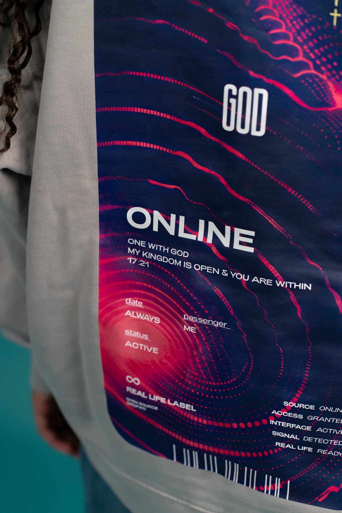 Detail: ONLINE-Ticket-Backprint auf dem Open Source Ticket Hoodie in Misty Gray