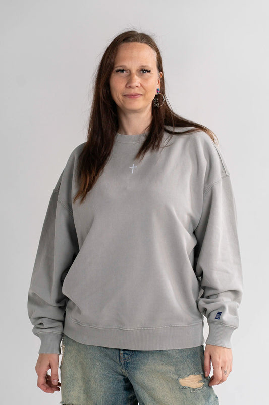 Model trägt den Open Source Ticket Sweater von Source Mode in Frontansicht. Oversized Fit, Heavyweight Bio-Baumwolle, Garment-Dyed Finish und Kreuz Front Print für christliche Premium Streetwear.