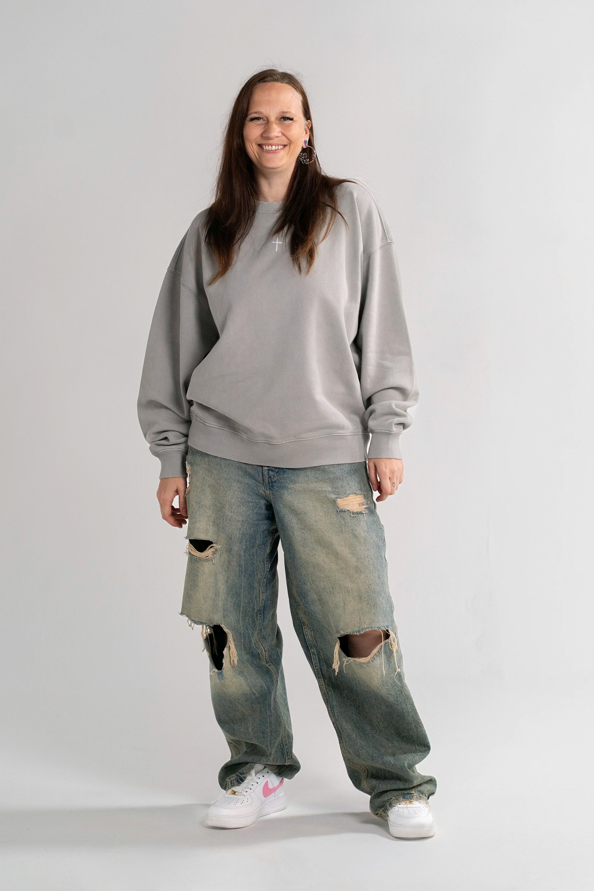 Model trägt den Open Source Ticket Sweater von Source Mode. Oversized Fit, weiches Heavyweight Material und Garment-Dyed Vintage-Look für christliche Premium Streetwear und echtes Real Life.