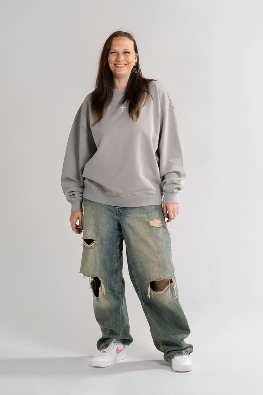 Model trägt den Open Source Ticket Sweater von Source Mode. Oversized Fit, weiches Heavyweight Material und Garment-Dyed Vintage-Look für christliche Premium Streetwear und echtes Real Life.