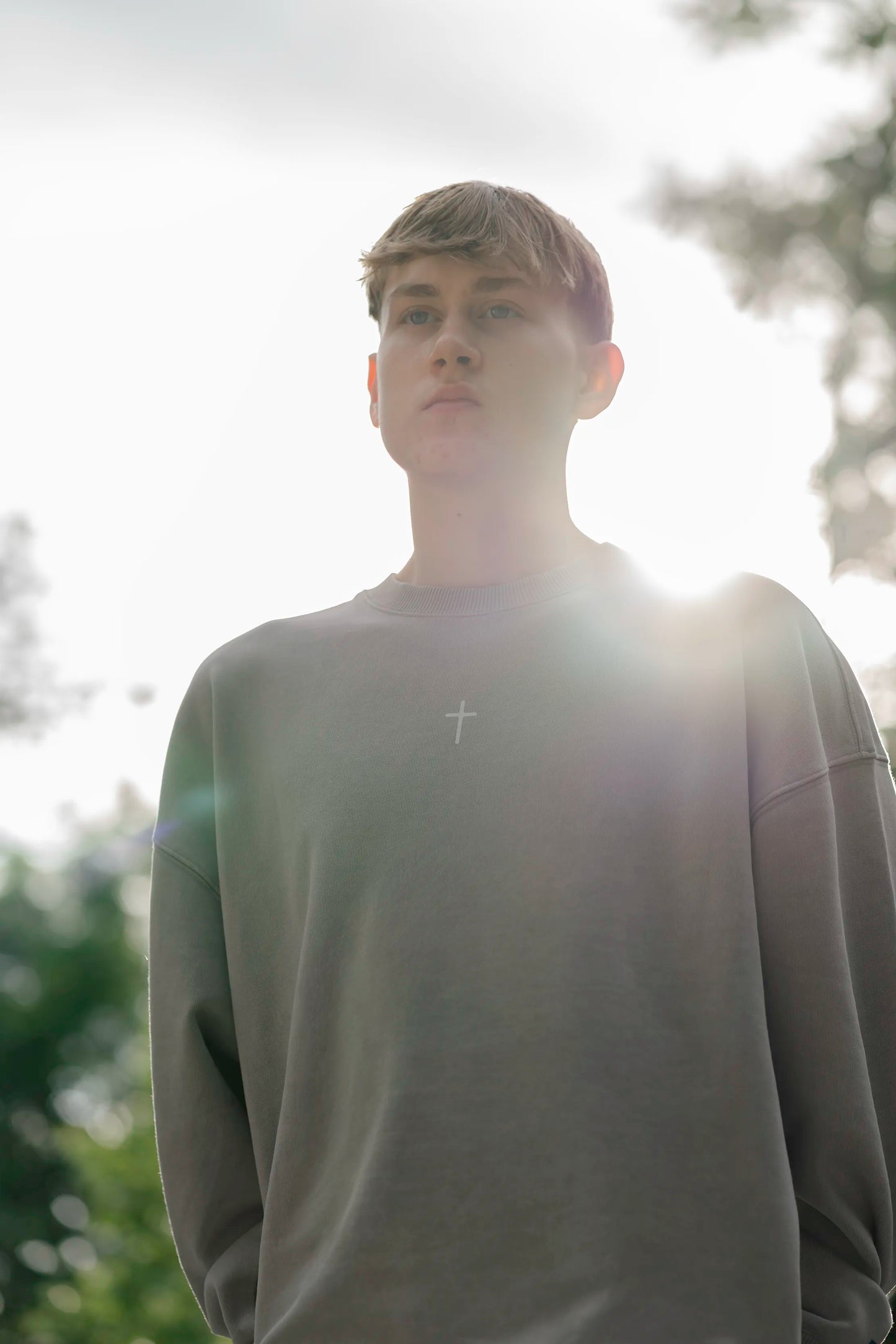 Portraitaufnahme des Open Source Ticket Sweater von Source Mode im natürlichen Licht. Oversized Fit, Garment-Dyed Vintage-Look und Heavyweight Bio-Baumwolle.