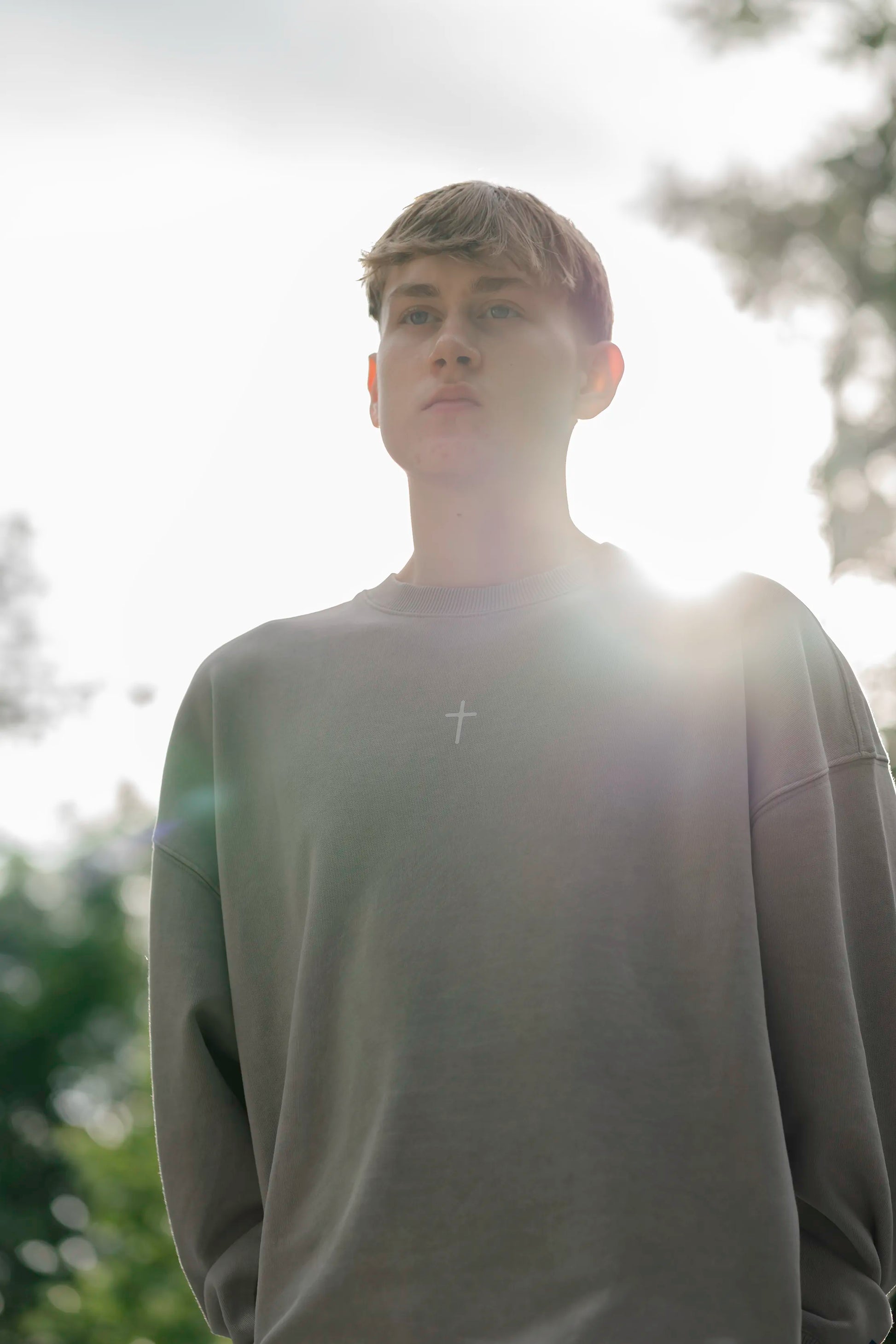 Portraitaufnahme des Open Source Ticket Sweater von Source Mode im natürlichen Licht. Oversized Fit, Garment-Dyed Vintage-Look und Heavyweight Bio-Baumwolle.