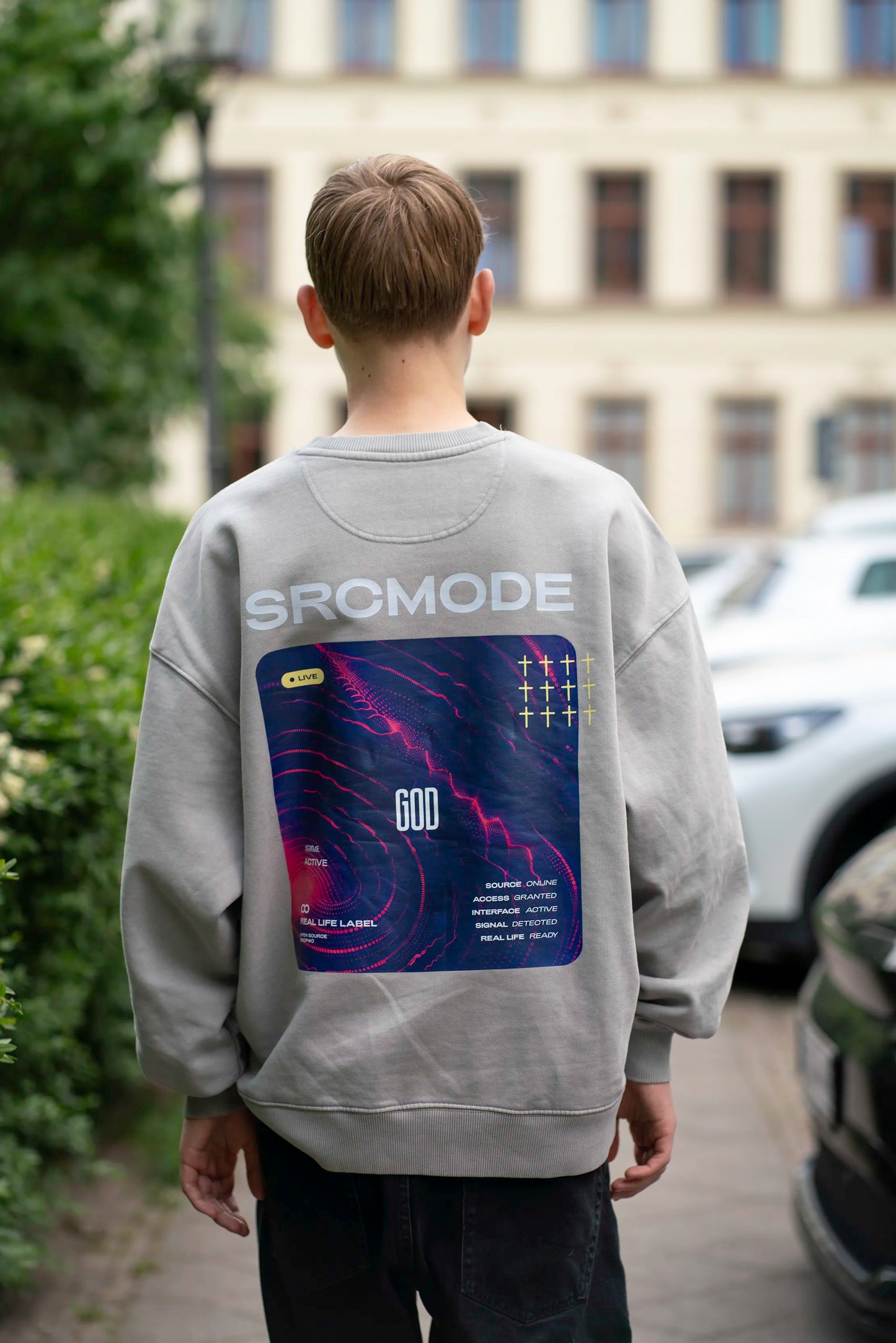 Rückenansicht des Open Source Ticket Sweater von Source Mode mit Access Ticket Backprint. Oversized Fit, Heavyweight Bio-Baumwolle und Garment-Dyed Vintage-Look als Symbol für Verbindung und echtes Real Life.