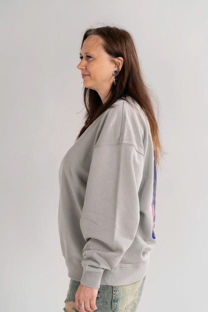 Seitenansicht des Open Source Ticket Sweater von Source Mode am Model. Oversized Fit, Garment-Dyed Vintage-Look und Heavyweight Bio-Baumwolle.