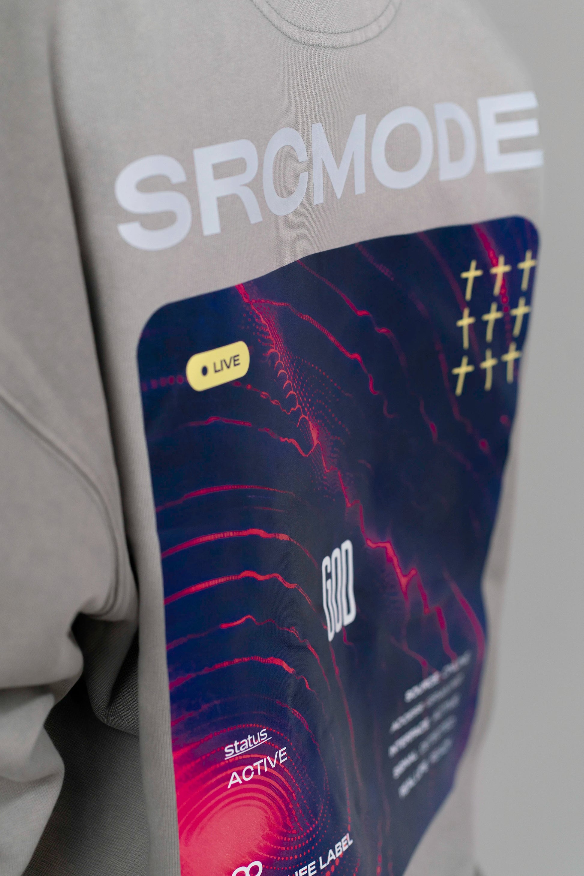 Detailaufnahme des Access Ticket Backprints auf dem Open Source Ticket Sweater von Source Mode. Hochwertiger Druck auf Heavyweight Bio-Baumwolle und Garment-Dyed Vintage-Look.