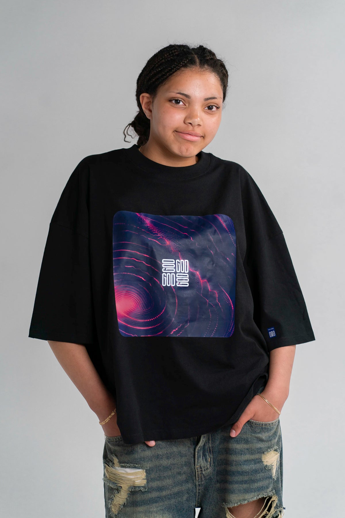 Model trägt das Open Source Ticket Tee von Source Mode in Frontansicht. Boxy Oversized Fit, weiches Single Jersey und Access Ticket Artwork für christliche Premium Streetwear und echtes Real Life.