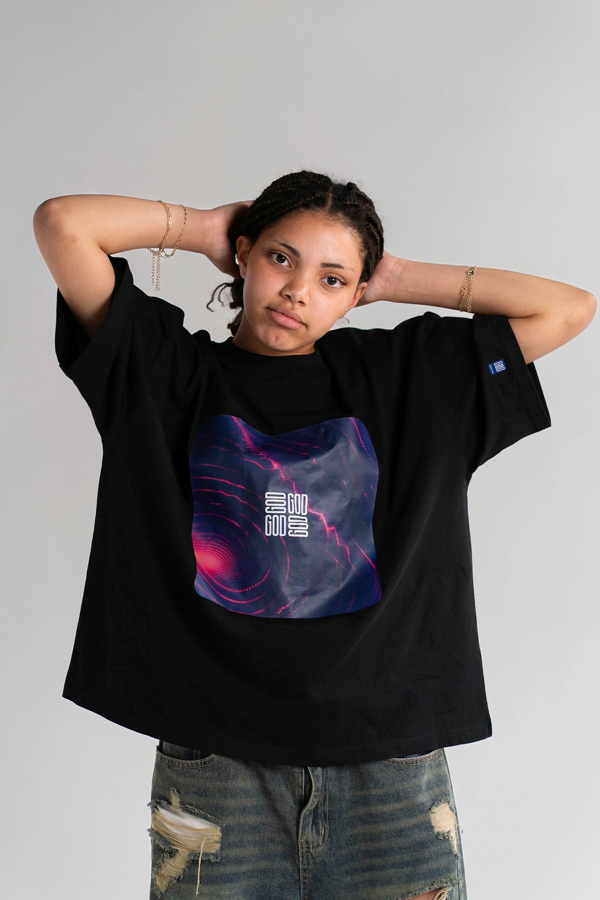 Model trägt das Open Source Ticket Tee von Source Mode. Boxy Oversized Fit, Access Ticket Print und weiche Bio-Baumwolle für christliche Premium Streetwear, Verbindung und Präsenz zum Tragen.