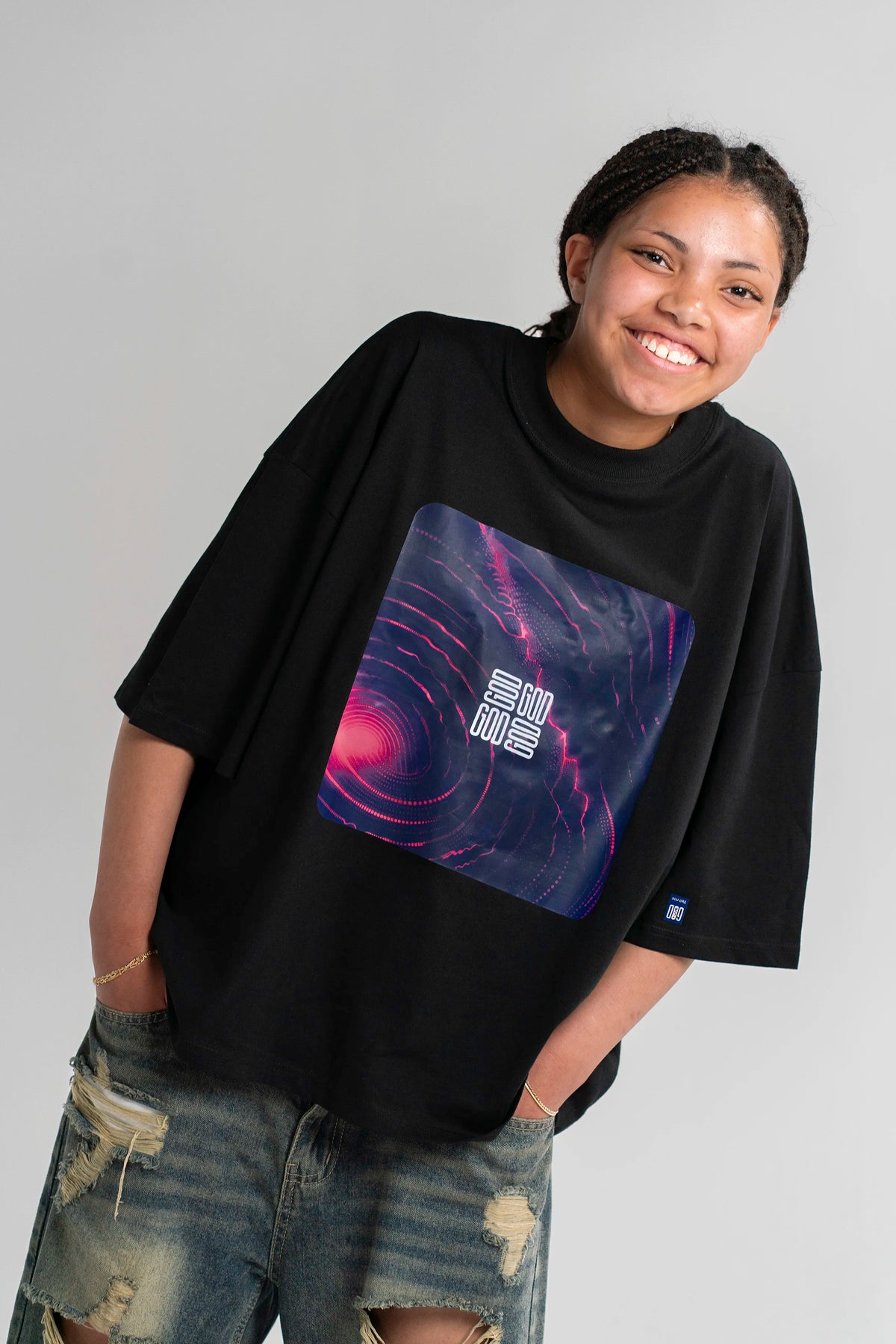 Lifestyle-Aufnahme des Open Source Ticket Tee von Source Mode. Boxy Oversized Fit, Single Jersey und Access Ticket Design für christliche Premium Streetwear und echtes Real Life.