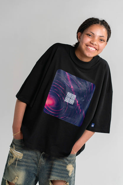 Lifestyle-Aufnahme des Open Source Ticket Tee von Source Mode. Boxy Oversized Fit, Single Jersey und Access Ticket Design für christliche Premium Streetwear und echtes Real Life.