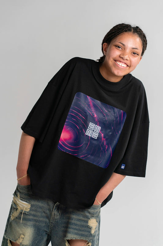 Lifestyle-Aufnahme des Open Source Ticket Tee von Source Mode. Boxy Oversized Fit, Single Jersey und Access Ticket Design für christliche Premium Streetwear und echtes Real Life.