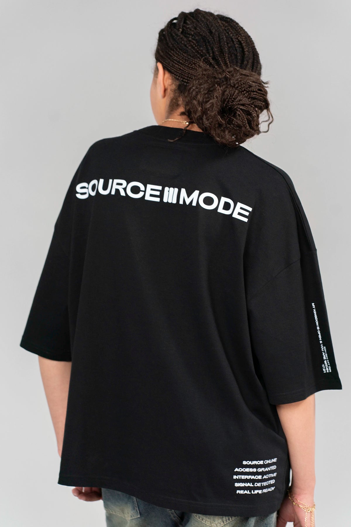 Rückenansicht des Open Source Ticket Tee von Source Mode. Boxy Oversized Fit, cleanes Design und hochwertiges Single Jersey für christliche Premium Streetwear.