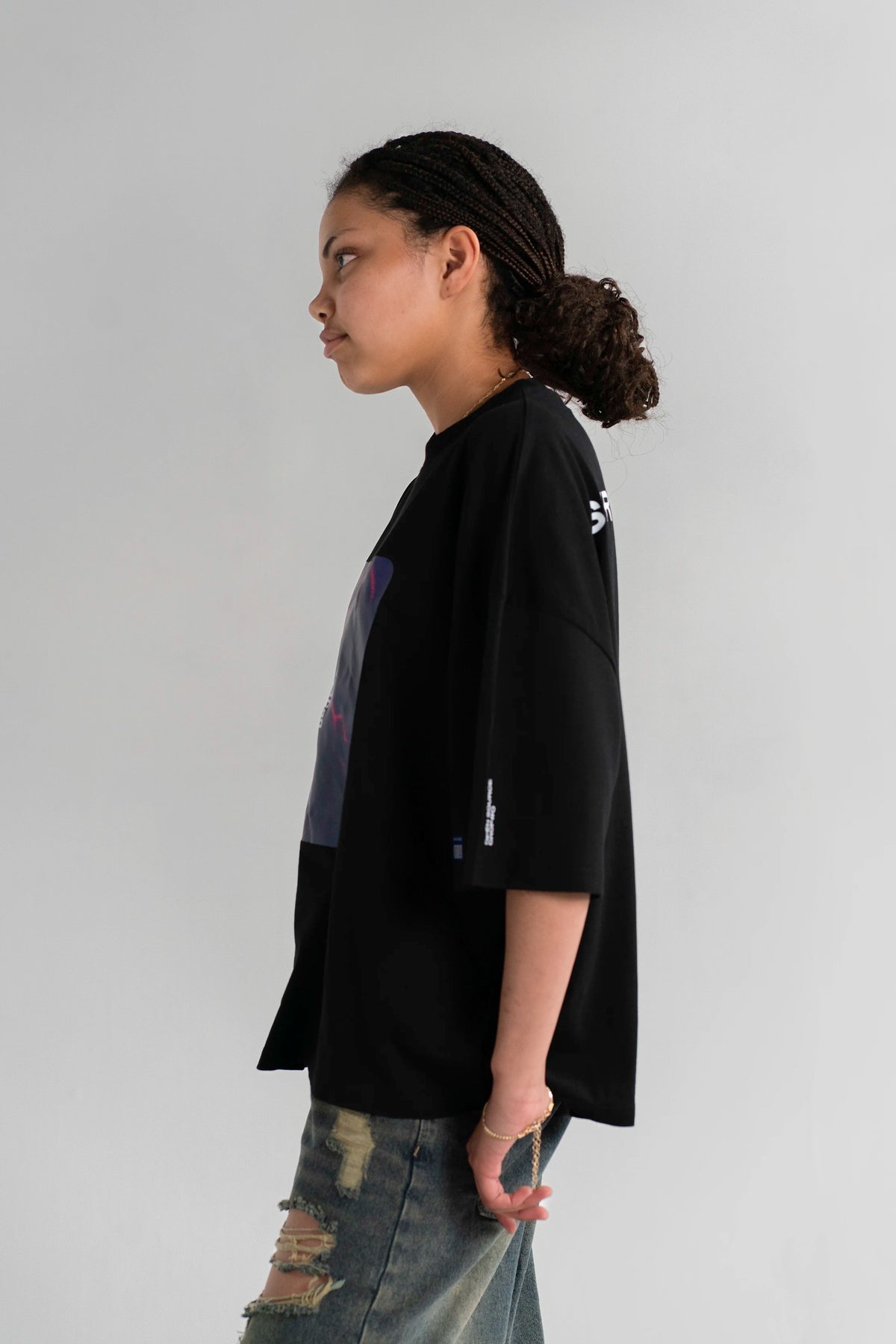 Seitenansicht des Open Source Ticket Tee von Source Mode am Model. Boxy Oversized Fit, weiches Single Jersey und zeitloses Streetwear-Design.