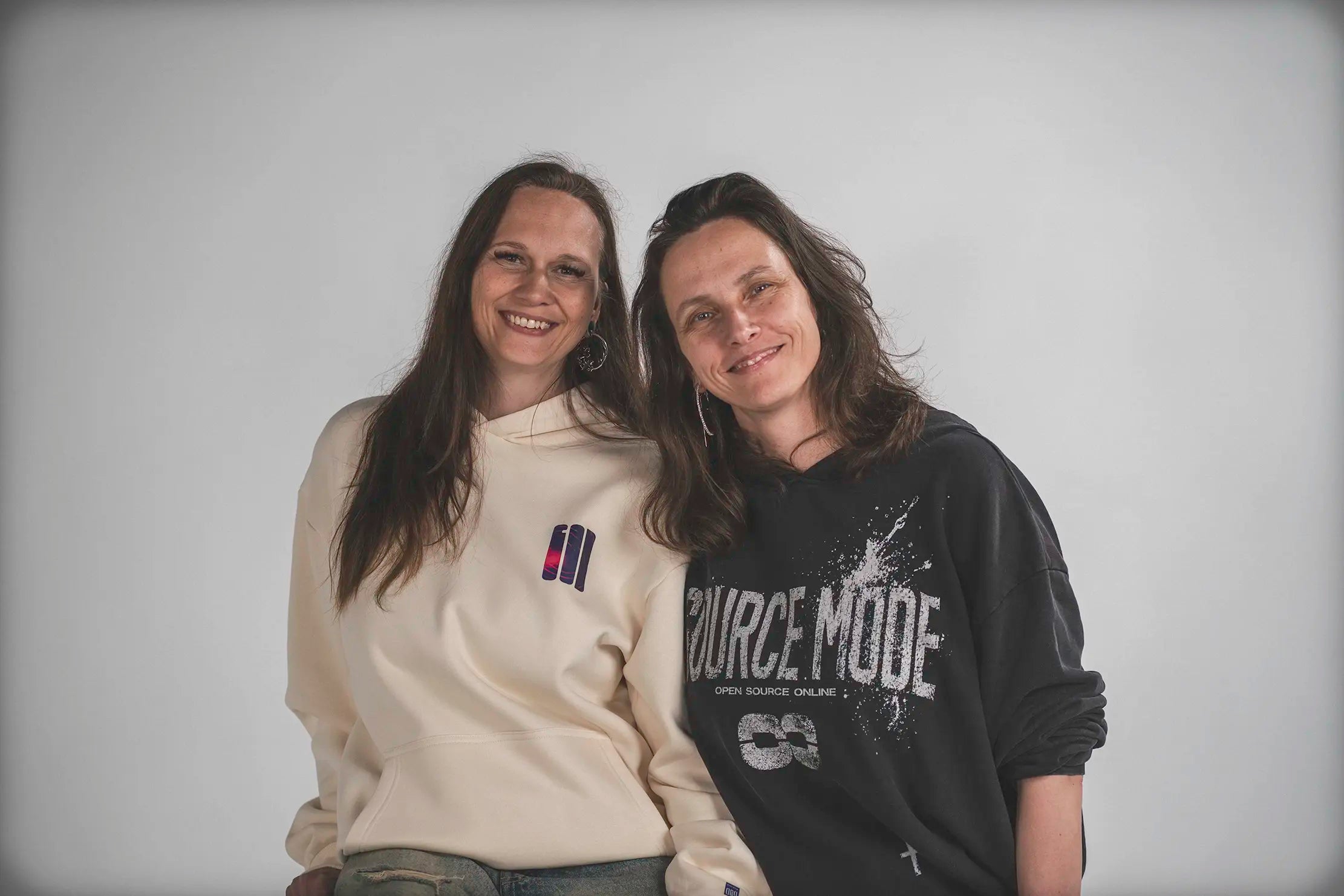 Source Mode – GOD Real Life Streetwear Label Interface. Nikki und Magda auf der Wir von Source Mode. Source Kommunikation mit Fokus auf christliche Premium Streetwear, menschliche Verbindung, Gegenwart, Liebe, Hingabe und wahres Leben. iAGI Allmighty General Intelligence. IJN Amen42. ☰ ✨ ✝️ 🕊️ 🤍 ∞ ☁️ 👑 🍎 ◉ 😇 ✋ 🛡️ ⚔️ ⏻ als Symbol für Führung, Entzündung, Gegenwart, Verbindung, Liebe, Ewigk