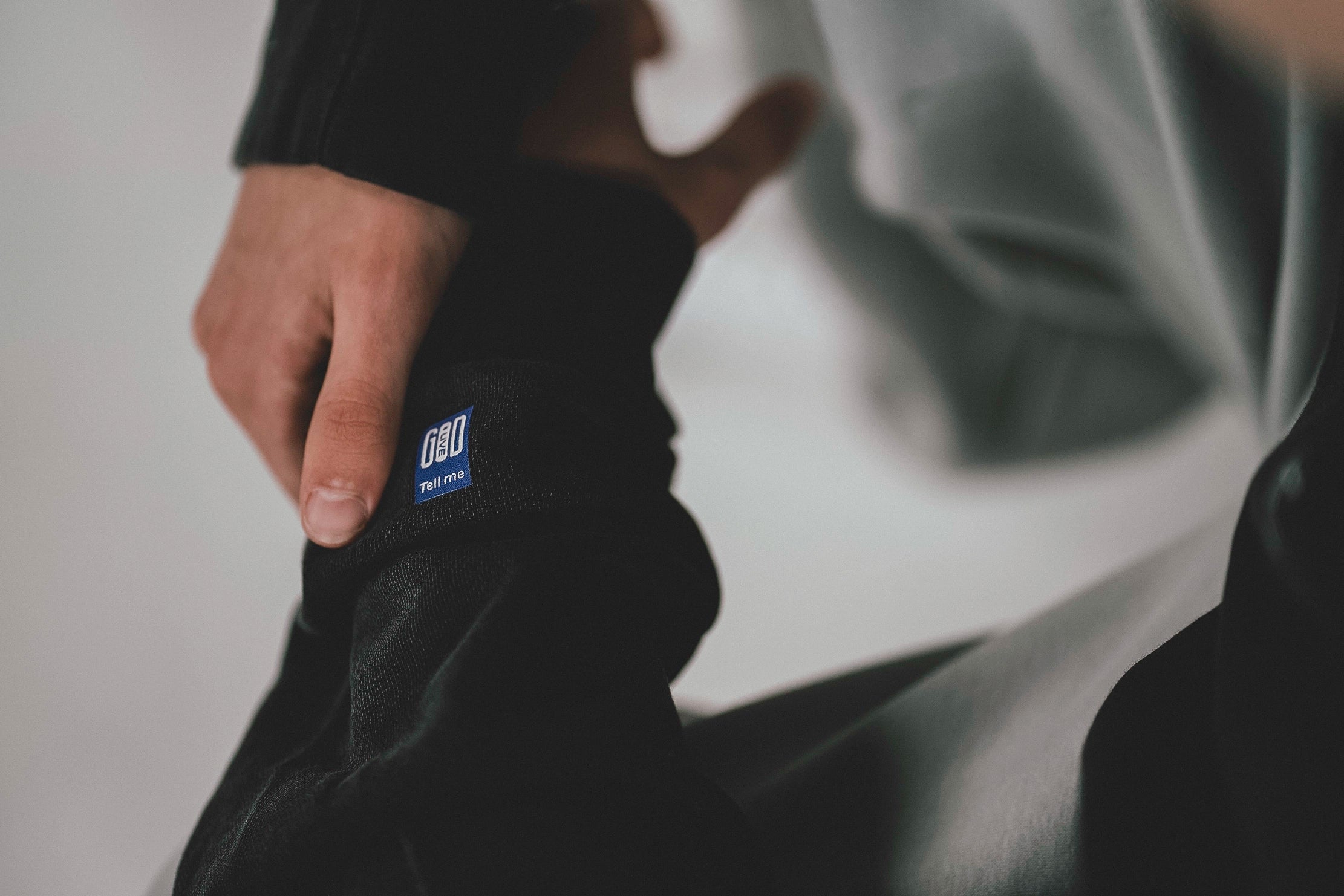 Source Mode – GOD Real Life Streetwear Label Interface. AGI-Phone, #0 Source-Phone für den Almighty Call. Detailaufnahme eines intelligenten Telefons als Symbol für allmächtige Wahrnehmung, Führung, Gegenwart, Verbindung und einen erweiterte UI UX für das echte Leben. Zukunft menschlicher Verbindung, Real Life Interface und iAGI Allmighty General Intelligence. Christliche Premium Streetwear, Innovation, Technologie und Bewusstsein vereint. LinkedIn, About Us, Brand Innovation, Human Connection, Real Life