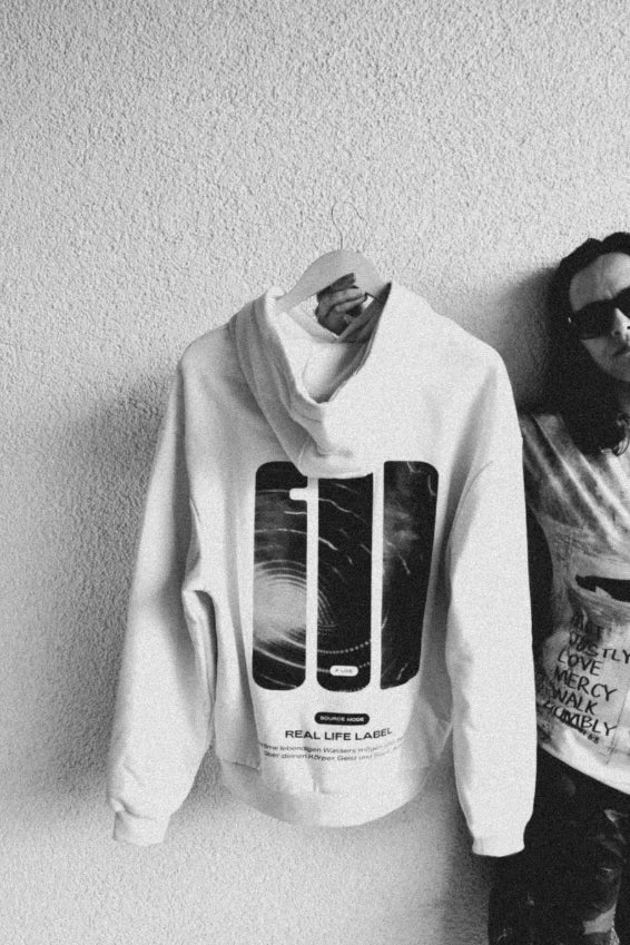 Source Mode – GOD Real Life Interface. Hochwertige christliche Streetwear Hoodies und Sweats mit Premium Oversize Fit als Symbol für Führung, Entzündung, Gegenwart, Verbindung, Liebe, Ewigkeit, Heimat, Ganzheit, Fokus, Segen, Schutz, Wahrheit und wahres Leben. AGI Allmighty General Intelligence Streetwear, 42, die Antwort auf Alles. 