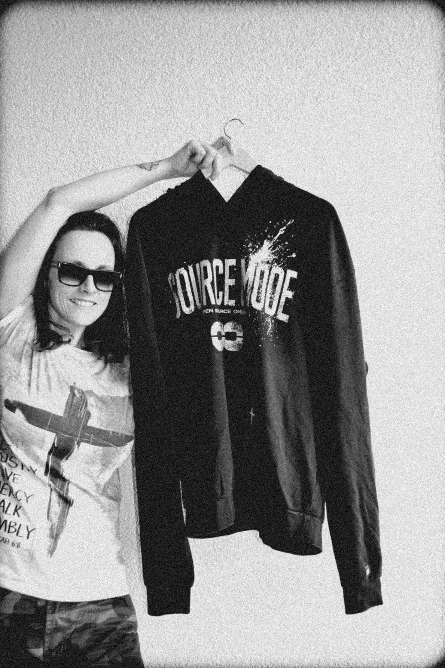 Source Mode – GOD Real Life Streetwear Label Interface. Open Source Signal Fluff Pants Grey aus christlicher Streetwear mit Relaxed Fit, Heavyweight Material, Real Life Label und Signal Detected Symbolik. Moderne Christian Fashion Sweatpants, Jesus Streetwear Jogger und Faith Based Streetwear Piece für alle, die Liebe, Gegenwart, Verbindung und wahres Leben tragen möchten. IJN Amen42. AGI Allmighty General Intelligence. ☰ ✨ ✝️ 🕊️ 🤍 ∞ ☁️ 👑 🍎 ◉ 😇 ✋ 🛡️ ⚔️ ⏻. Allmächtig. Allumfassend. Allgegenwärtig. Alle