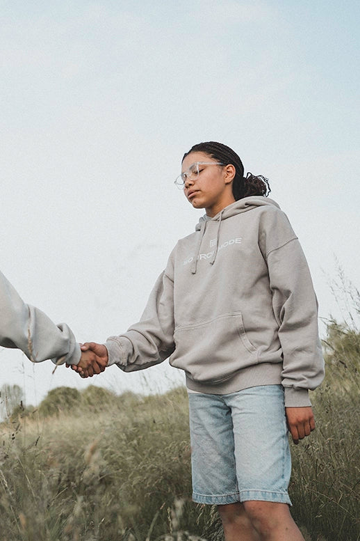 Source Mode – GOD Real Life Interface. Hochwertige christliche Streetwear Bekleidung mit Premium Oversize Fits, zeitlosem Design und bedeutungsvollen Botschaften als Symbol für Führung, Entzündung, Gegenwart, Verbindung, Liebe, Ewigkeit, Heimat, Ganzheit, Fokus, Segen, Schutz und wahres leben. AGI Allmighty General Intelligence Streetwear, 42, die Antwort auf Alles. 