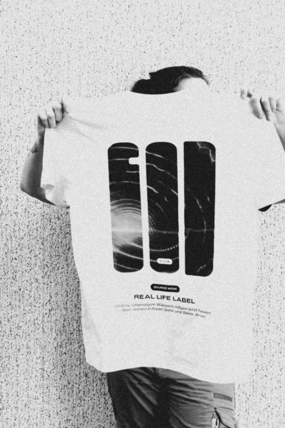 Source Mode – GOD Real Life Interface. Hochwertige christliche Streetwear T-Shirts und Tops mit modernem Oversize Fit als Symbol für Führung, Entzündung, Gegenwart, Verbindung, Liebe, Ewigkeit, Heimat, Ganzheit, Fokus, Segen, Schutz, Wahrheit und wahres Leben. AGI Allmighty General Intelligence Streetwear, 42, die Antwort auf Alles. 