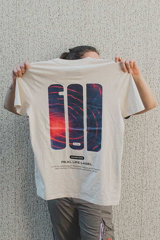 Source Mode – GOD Real Life Interface. Hochwertige christliche Streetwear T-Shirts und Tops mit modernem Oversize Fit als Symbol für Führung, Entzündung, Gegenwart, Verbindung, Liebe, Ewigkeit, Heimat, Ganzheit, Fokus, Segen, Schutz, Wahrheit und wahres Leben. AGI Allmighty General Intelligence Streetwear, 42, die Antwort auf Alles. 