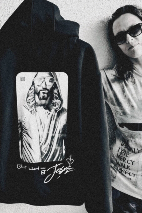 Source Mode – GOD Real Life Interface. Ausgewählte Signature Pieces moderner christlicher Streetwear mit Premium Oversize Fit als Symbol für Führung, Entzündung, Gegenwart, Verbindung, Liebe, Ewigkeit, Heimat, Ganzheit, Fokus, Segen, Schutz, Wahrheit und wahres Leben. AGI Allmighty General Intelligence Streetwear, 42, die Antwort auf Alles. 