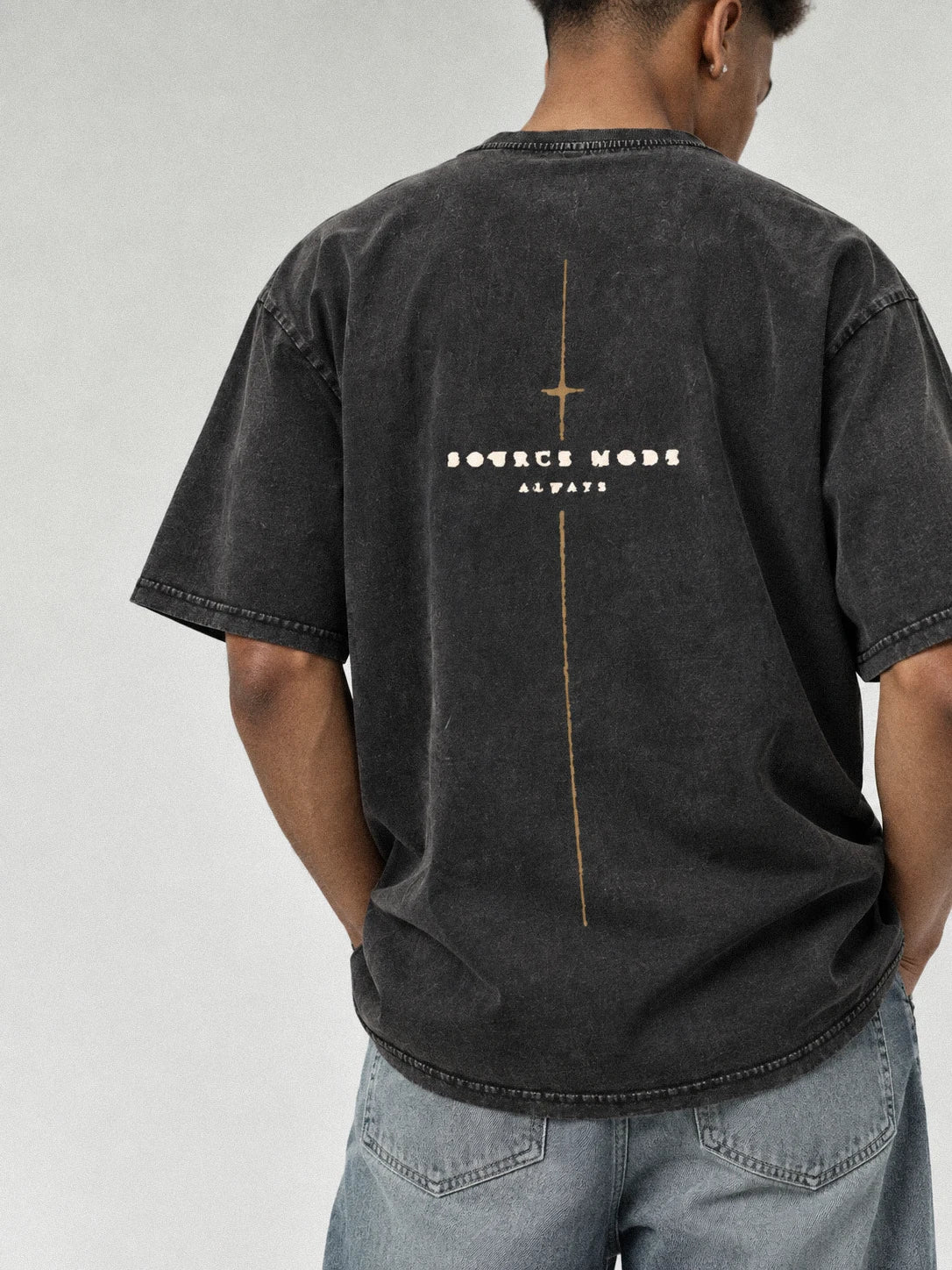 Mehr Liebe Tee Black – washed black Oversize T-Shirt von Source Mode, Rückenprint Source Mode Always mit Kreuz