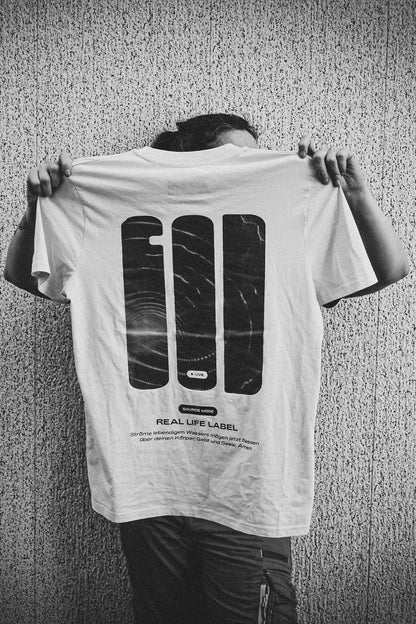 Open Source Live Signal T-Shirt in Vintage White in der Hand gehalten – Rückenansicht mit Signal-Print